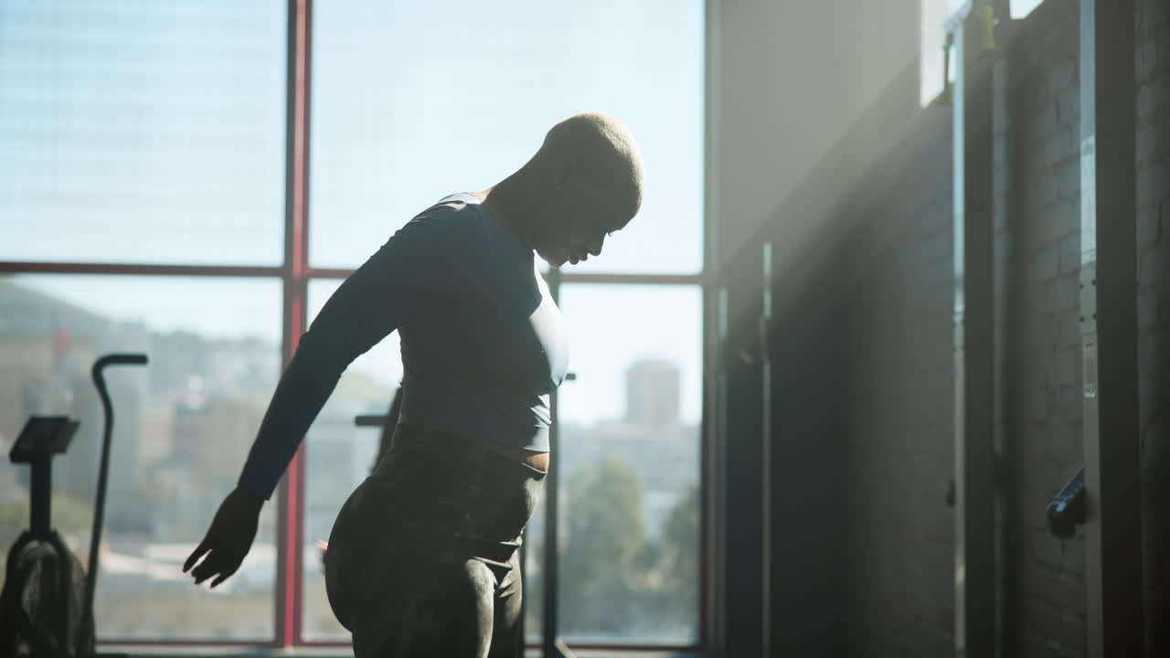 mujer estirándose en el gimnasio