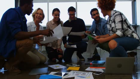 Equipo-De-Ejecutivos-Discutiendo-Sobre-El-Documento-En-La-Reunión.