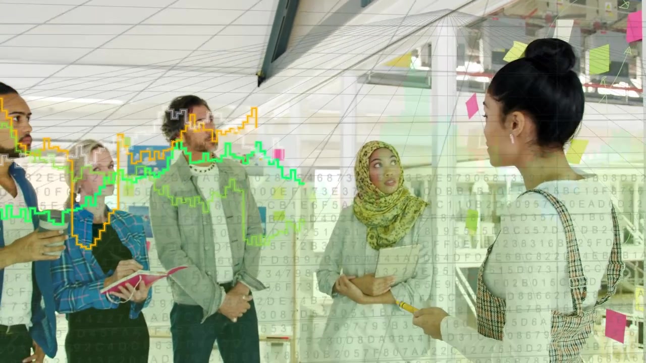 Wanita presentasi di balik kaca, memulai pengarahan bisnis dengan grafik animasi yang muncul di belakangnya