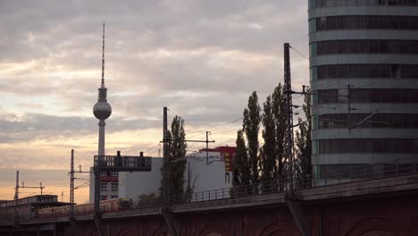 puesta de sol de la estación de tren de berlín con sbahn cerca de alexanderplatz