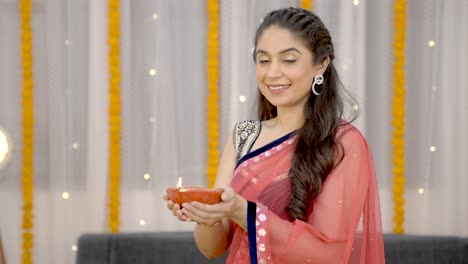 chica india sonriendo y viendo diya