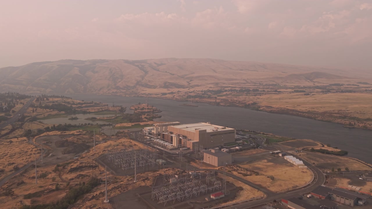 Vista aerea di un data center a The Dalles, Oregon, circondato da fumo denso di incendio boschivo e foschia che riduce la visibilità attraverso la Gola del fiume Columbia.