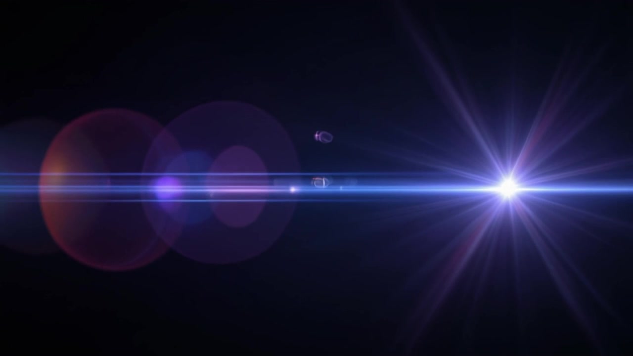 Effetto flare anamorfico blu su sfondo nero