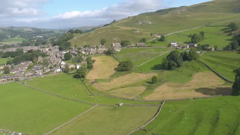 Imágenes-De-Drones-Invertidas-Y-Panorámicas-Que-Revelan-El-Pueblo-De-Settle-Y-La-Hermosa-Campiña-Del-Norte-De-Yorkshire-En-Un-Día-Soleado,-Incluyendo-Tierras-De-Cultivo,-Páramos,-Huertos-Y-Muros-De-Piedra-Seca.