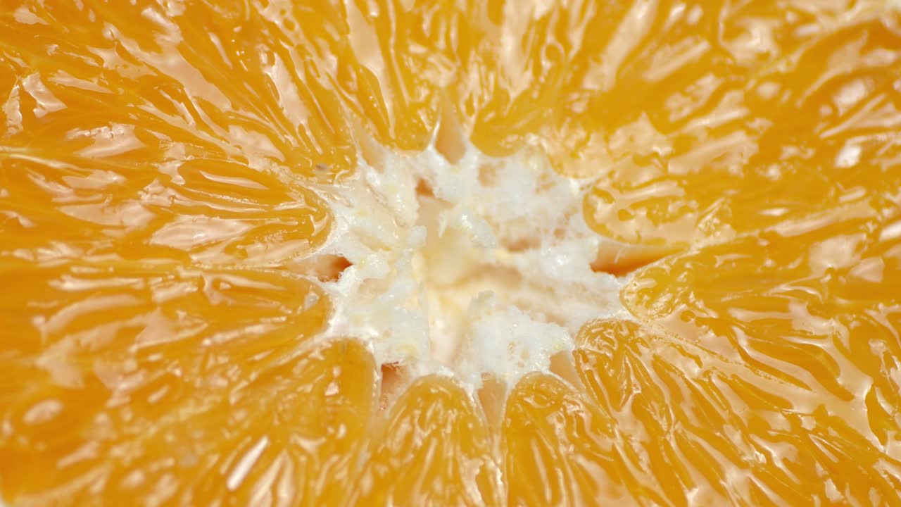 달한 오렌지의 둥근 조각이 천천히 회전합니다.