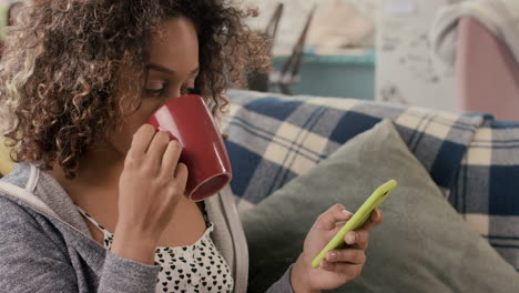 Joven-Estudiante-Usando-Un-Teléfono-Inteligente-En-Casa-Por-La-Mañana-Tomando-Café