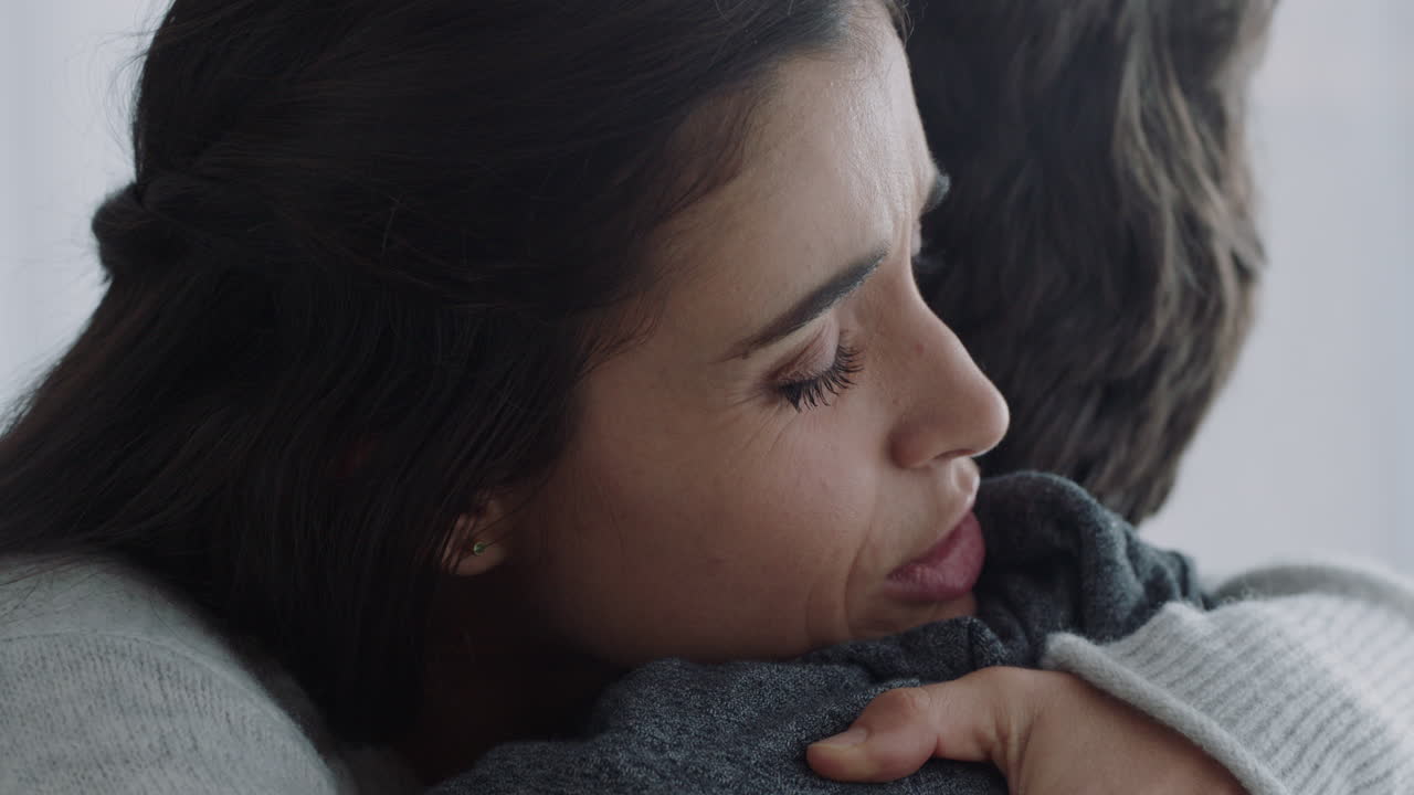 mujer infeliz abrazando a su novio pareja joven con problemas de relación abrazando problemas emocionales compartiendo malas noticias