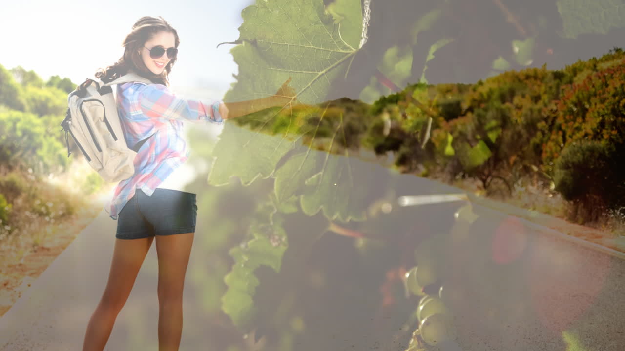 senderismo con mochila, mujer sonriendo sobre la naturaleza animación con hojas y uvas