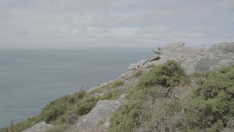 acantilado costero vista en cámara lenta del mar con cielo y nubes canal de bristol de devon norte reino unido