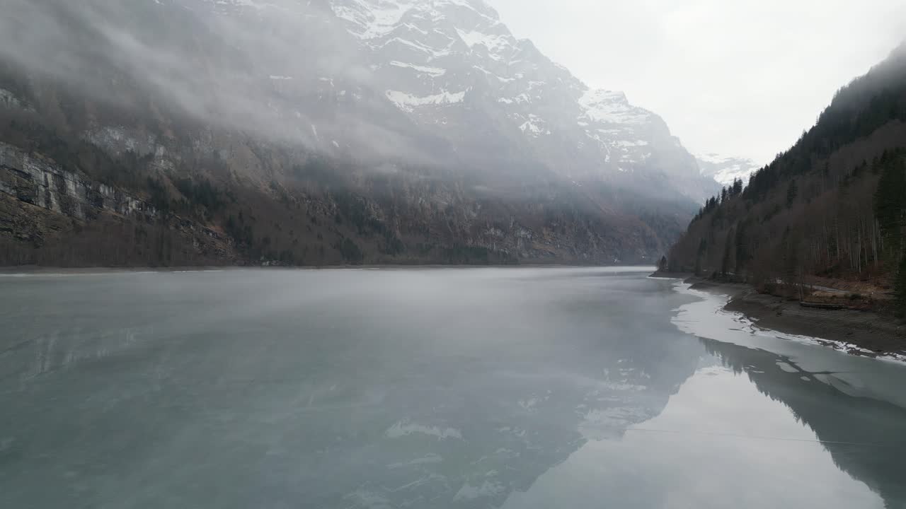 la orilla del lago klöntalersee en glarus, suiza