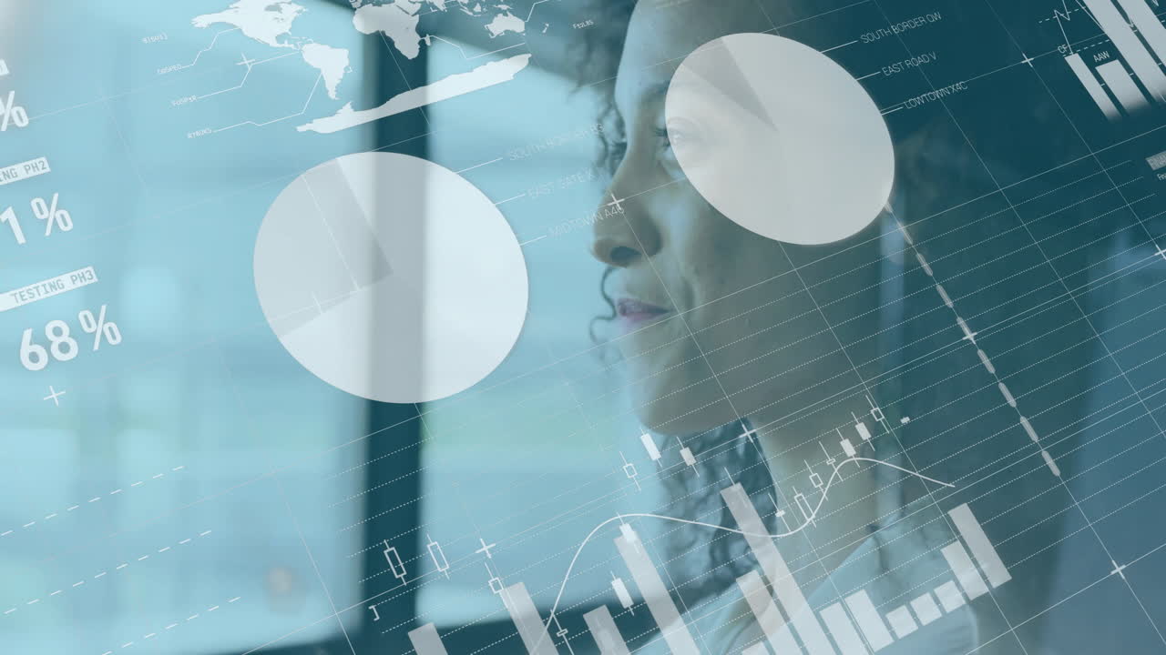 animación del procesamiento de datos financieros sobre una mujer de negocios biracial en la oficina