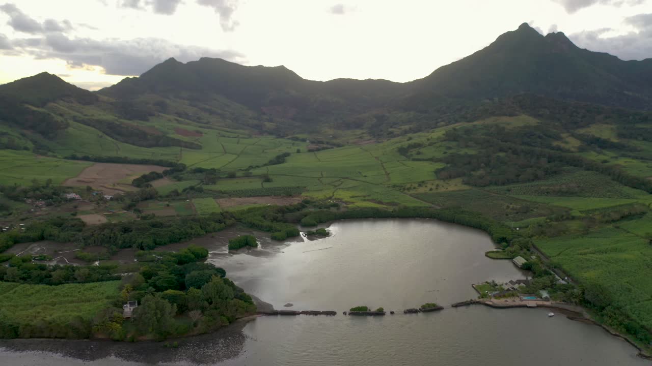 작은 호수를 둘러싼 놀라운 풍경