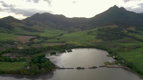 increíble paisaje que rodea un pequeño lago