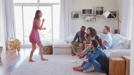 grupo de amigos en casa divirtiéndose jugando a las charadas juntos