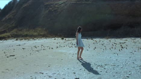 Linda-Chica-Con-Vestido-Blanco-Camina-Por-La-Playa-6