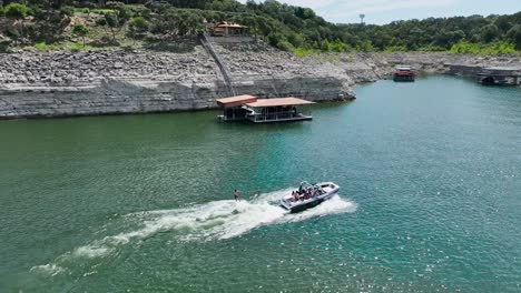 Wakesurfen-Hinter-Einem-Boot-Auf-Einem-See