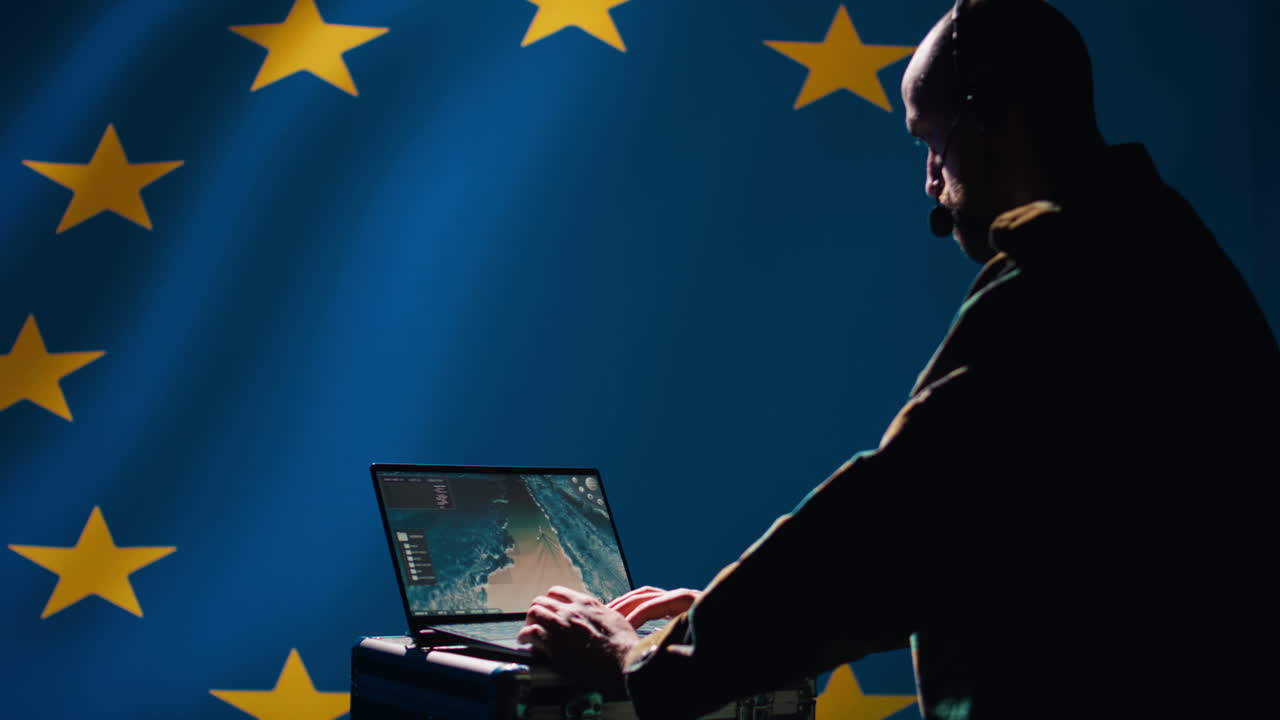 Dispatcher militare dell'Unione europea che guarda la trasmissione di sorveglianza