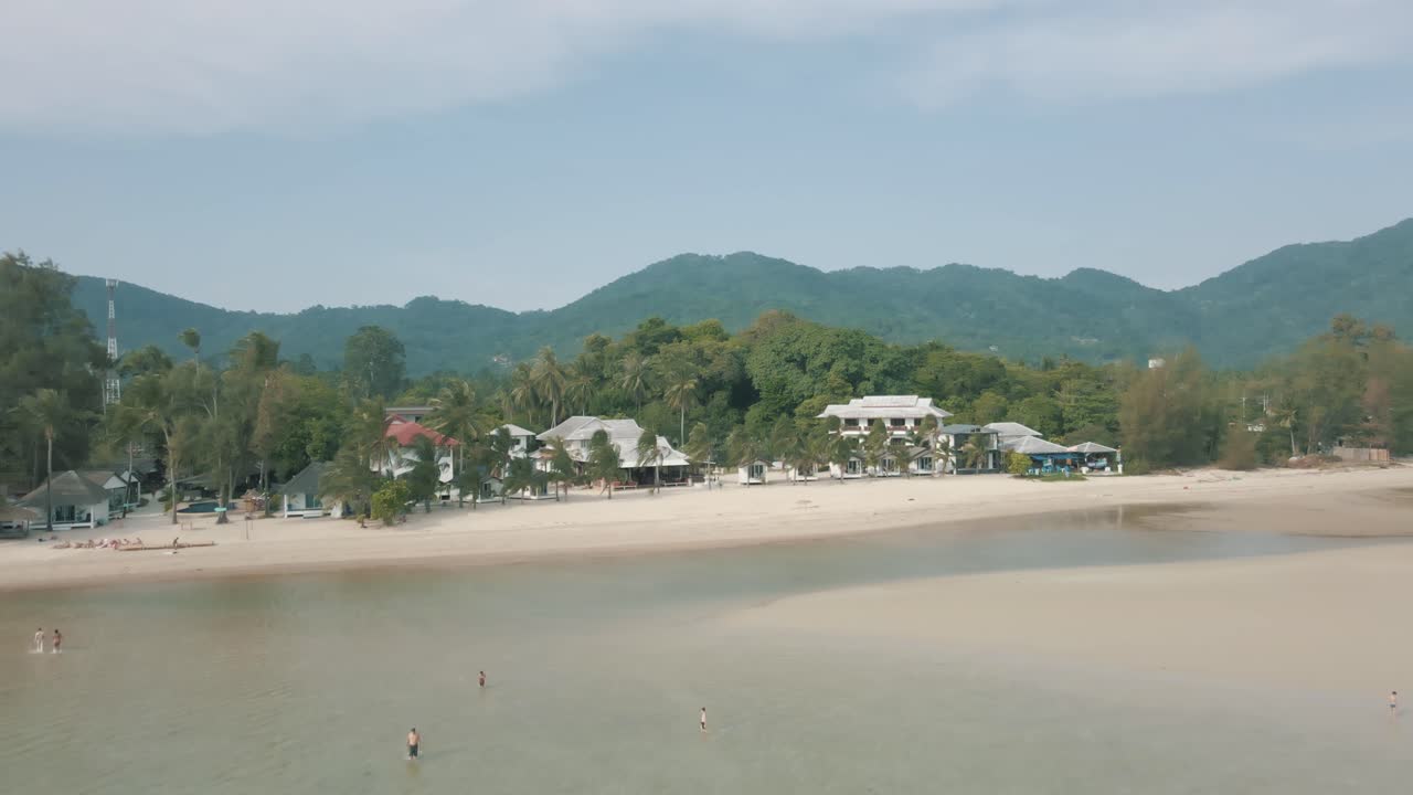 Hermosas imágenes de dron de personas caminando por la playa en Koh Phangan, Tailandia.