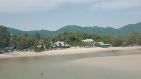 Wunderschöne-Drohnenaufnahmen-Von-Menschen,-Die-Am-Strand-In-Koh-Phangan,-Thailand,-Spazieren-Gehen