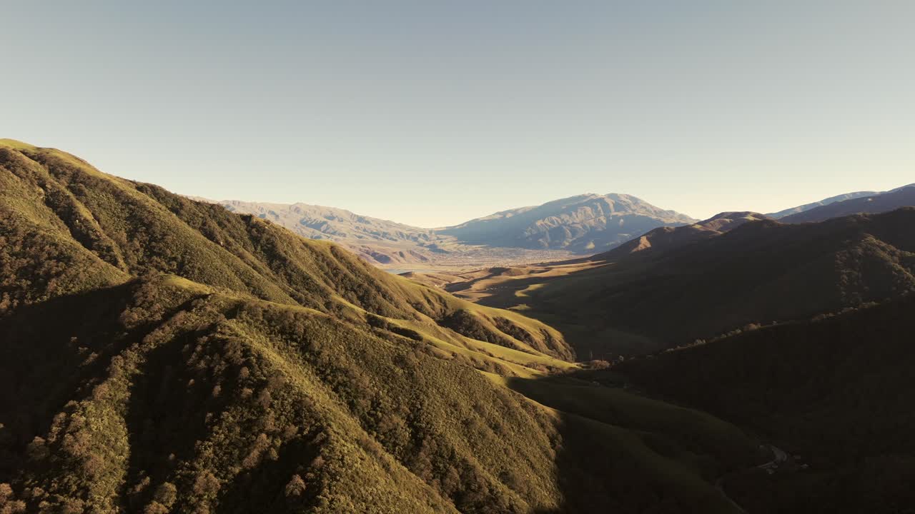 la selva montañosa de yungas en bolivia y el tafí del valle en el fondo