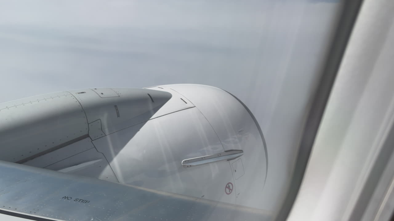 вид двигателя самолета из окна