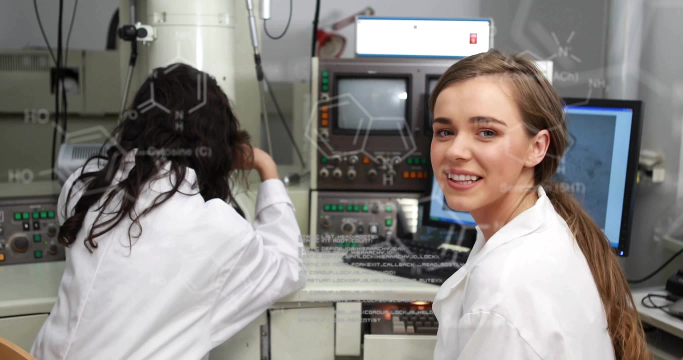 Instructor señalando, guiando a investigador ajustando la configuración de un microscopio electrónico para el análisis de muestras