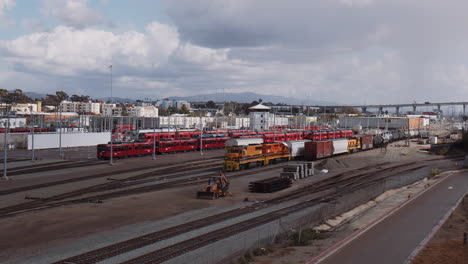 patio de trenes en san diego, california con el puente coronado al fondo en un día soleado