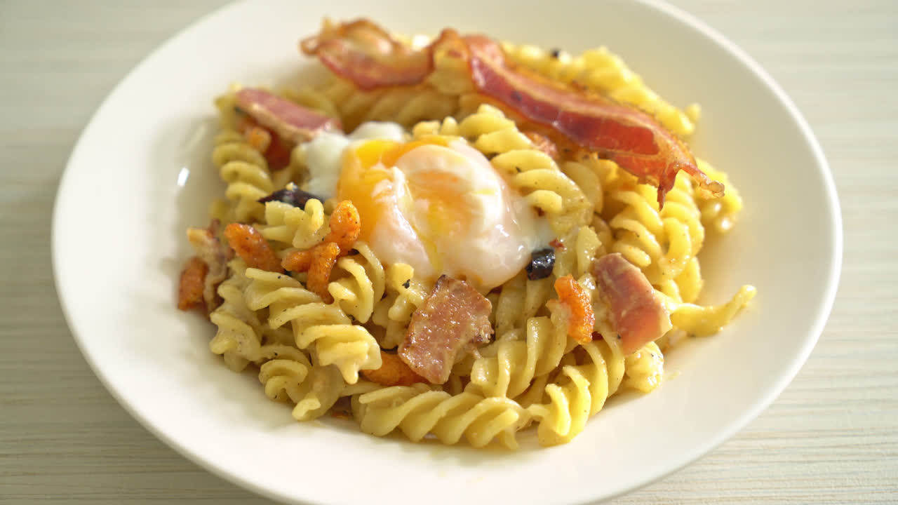 carbonara fusilli pasta tocino picante - estilo de comida italiana