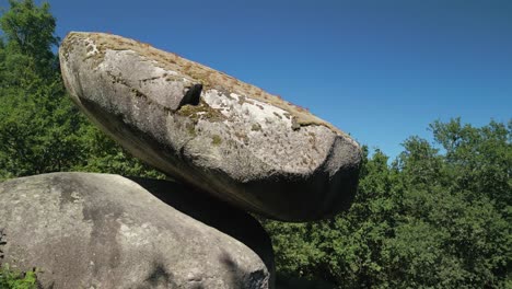 페나 도 에벨리모노 (pena do equilibrio) - 스페인의 폰테아레아스 (pontevedra) 의 가파른 경사에 쌓인 바위