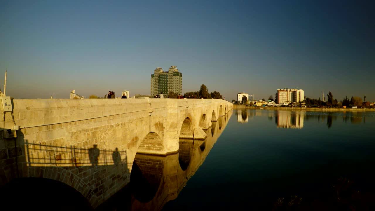 viejo puente de piedra de roma, construido hace más de 2000 años, la ciudad de adana verano mañana soleada