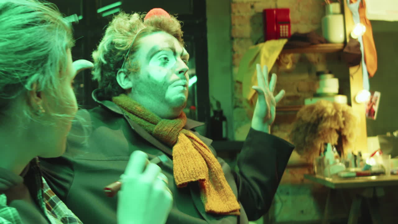 payaso preparando un acto de circo con una escritora de guiones