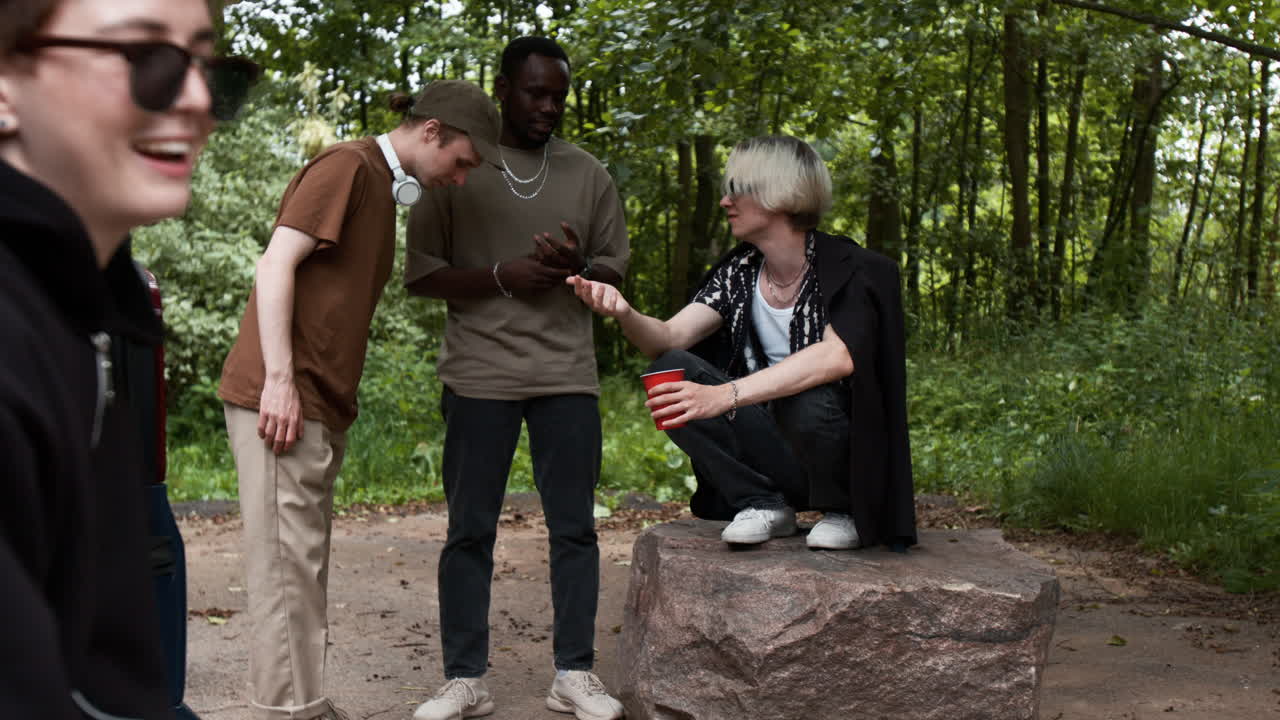 자연 속에서 이야기하는 친구들