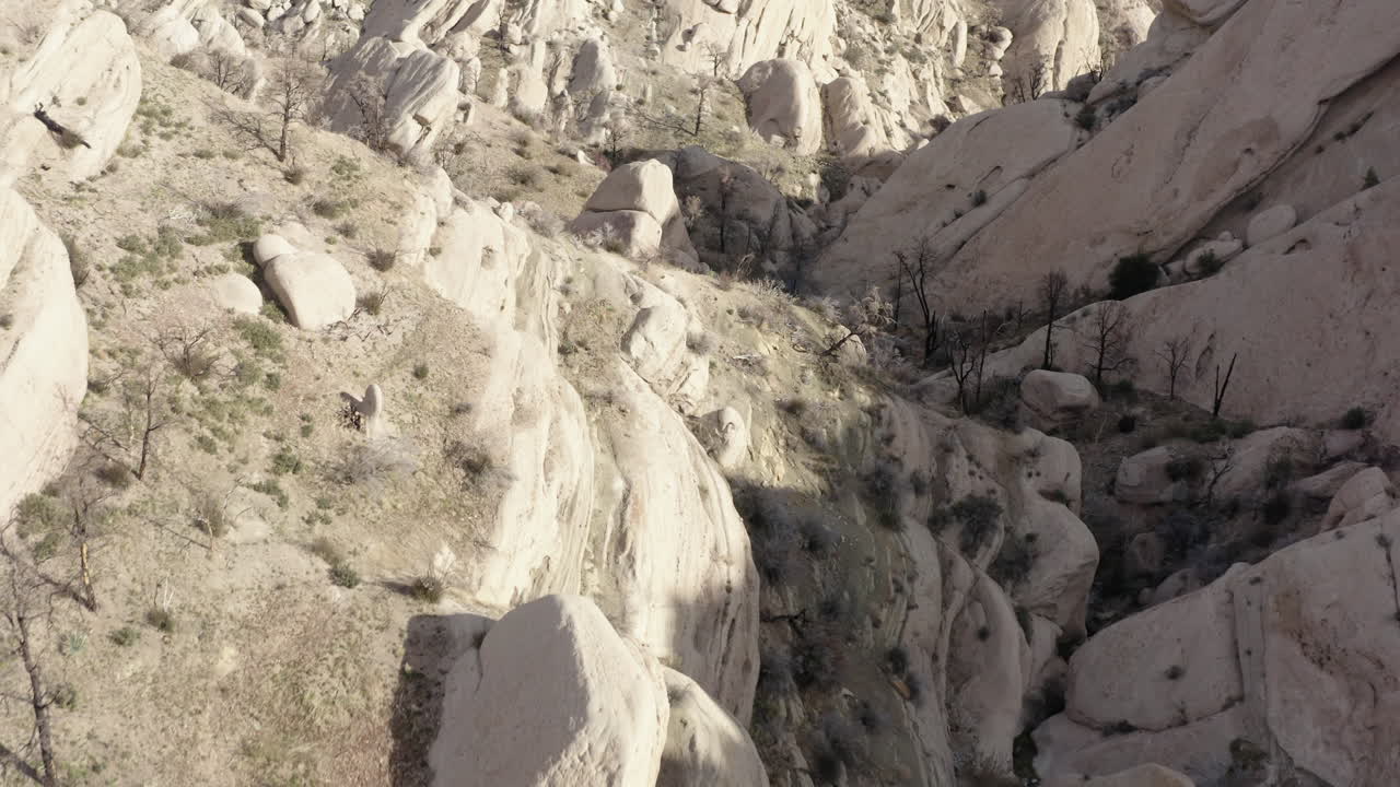 Maaston muodot Devil's Punchbowl Arch -kaarella, eteenpäin kuvattu drone-otos.