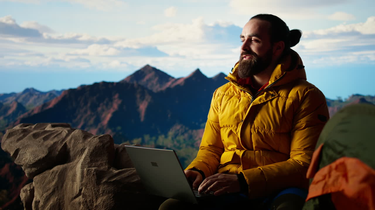empresario en línea moderno con dependencia de la tecnología en la cima de una montaña