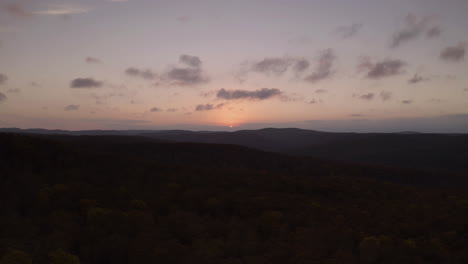 Das-Letzte-Licht-Der-Sonne-Fällt-Unter-Den-Bewölkten-Horizont,-Während-Die-Dunkelheit-Die-Ozarks-Im-Herbst-Umhüllt