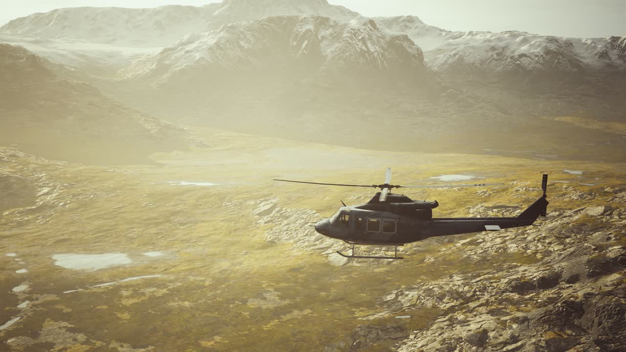 cámara lenta helicóptero de la época de la guerra de vietnam en las montañas