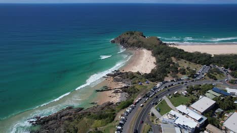 Coches-Estacionados-En-La-Carretera-De-La-Costa-De-Tweed,-Cerca-De-Norries-Cove,-Cabarita-Beach-Y-Norries-Headland-En-Nueva-Gales-Del-Sur,-Australia.