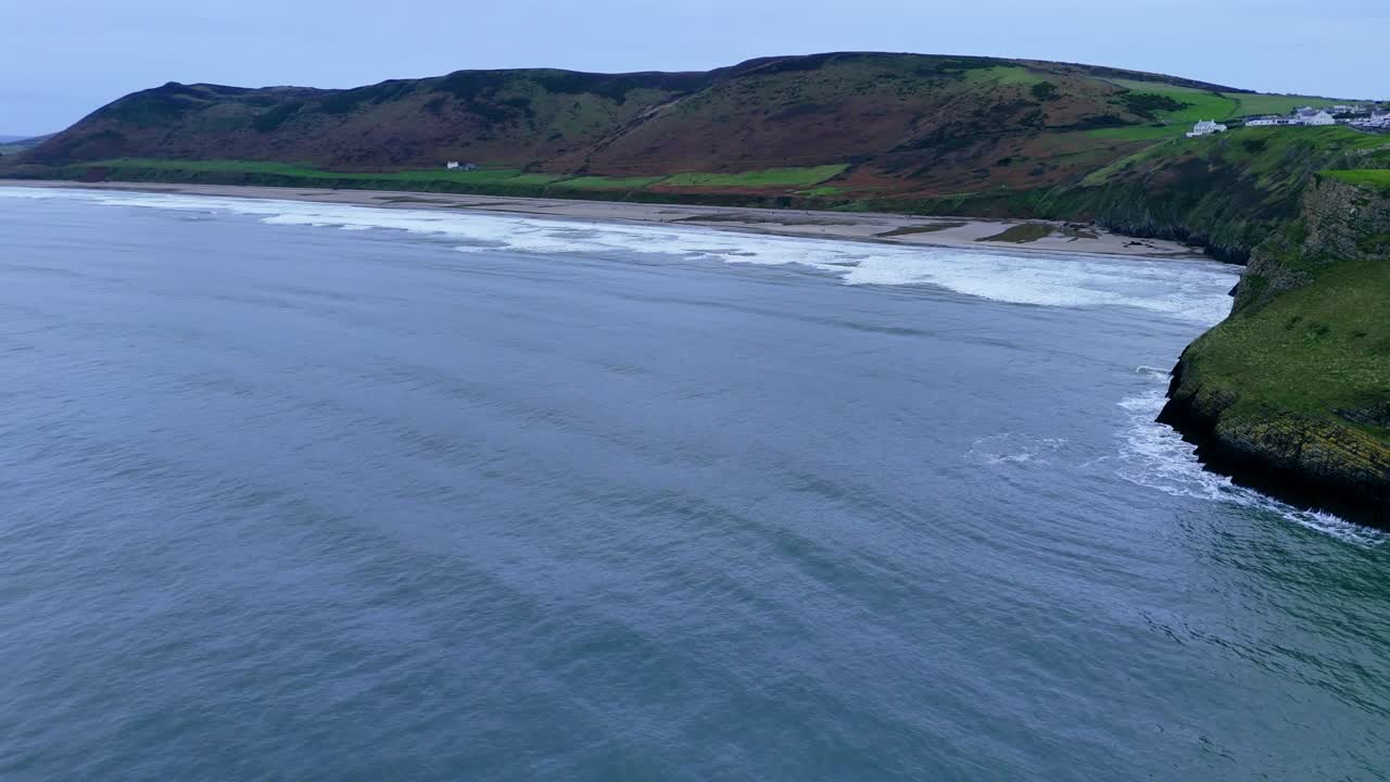Il promontorio di Worm's Head con la bassa marea a Rhossili Bay, Galles, assomiglia a una testa di drago.