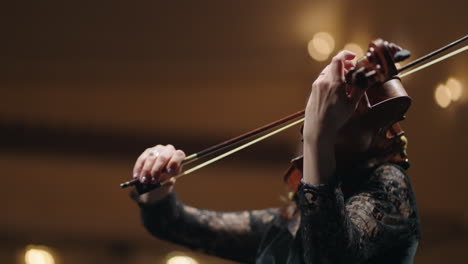 Músico-Femenino-Está-Tocando-El-Violín-En-El-Music-Hall-Retrato-De-Mujer-Con-Concierto-De-Violín-En-La-ópera