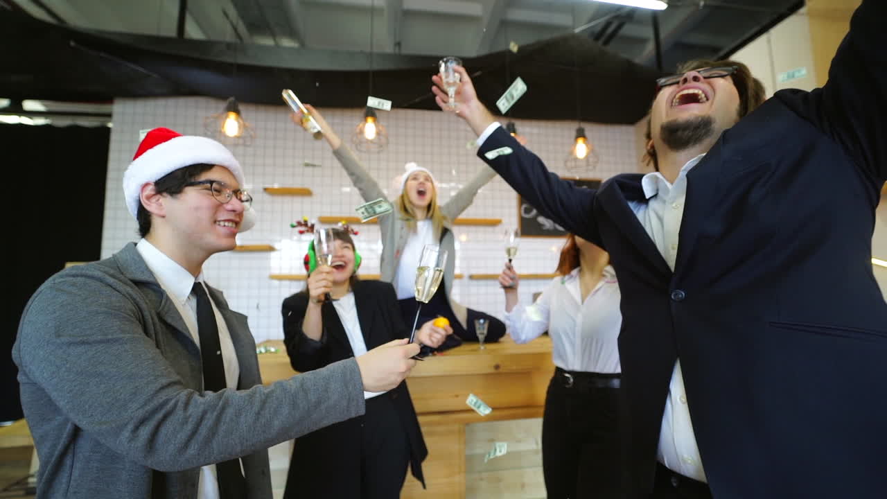 fiesta de navidad en la oficina con champán y dinero.