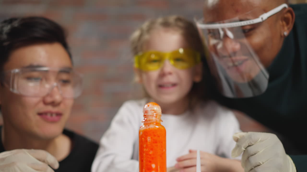 el estudiante discute la reacción giratoria con los científicos en el laboratorio.