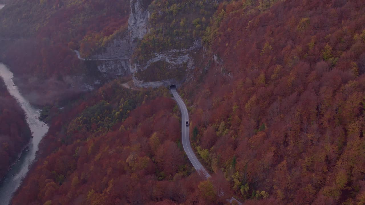carretera que conduce al túnel de montaña durante la temporada de otoño en montenegro, antena