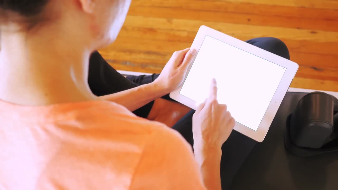 여자 디지털 태블릿을 사용 하여