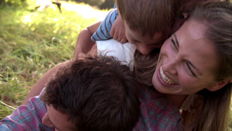 pareja joven y niños divirtiéndose juntos al aire libre