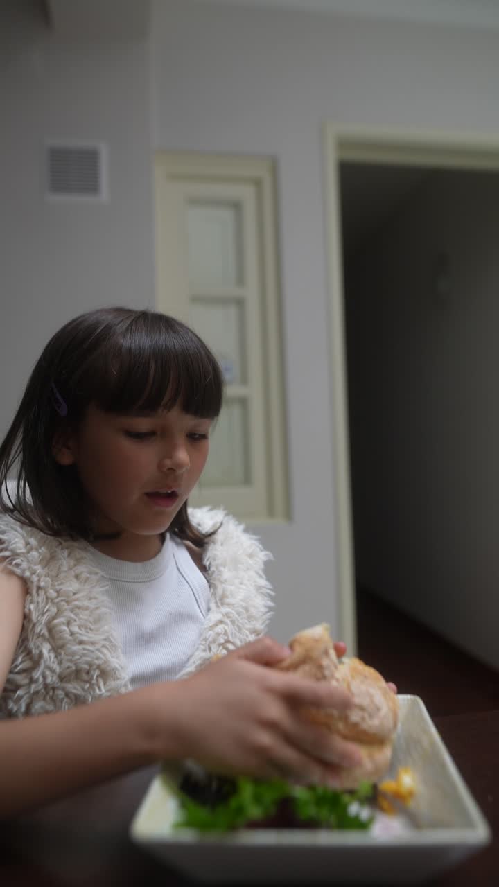Bambino che mangia un panino