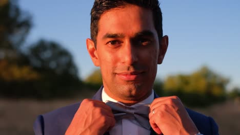 hermoso novio hindú indio durante su día de bodas - de cerca