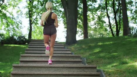 Fitness-Frau-Rennt-Beim-Morgendlichen-Joggen-Im-Sommerpark-Die-Treppe-Hinauf