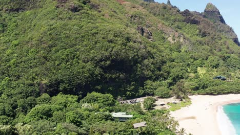 fotografía aérea de primer plano de la cueva seca de maniniholo en el pequeño pueblo de haena en la isla hawaiana de kaua'i