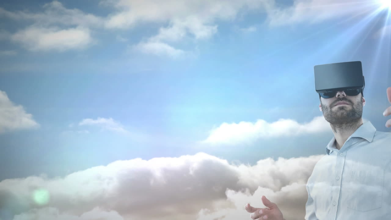 하늘에 빛과 구름의 반점에 대항하여 vr 헤드 ⁇ 을 착용한 백인 남자