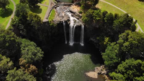 Spektakulärer-Vorhang-Wasserfall-Aus-Der-Luft,-Blick-Nach-Unten